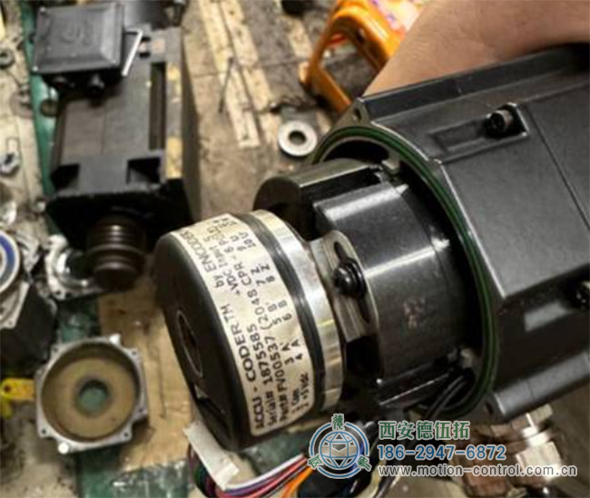 编码器信号与伺服电机放大器是怎么连接的