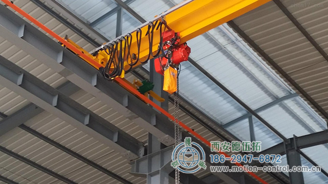图为通过编码器反馈控制的吊轨行车照片