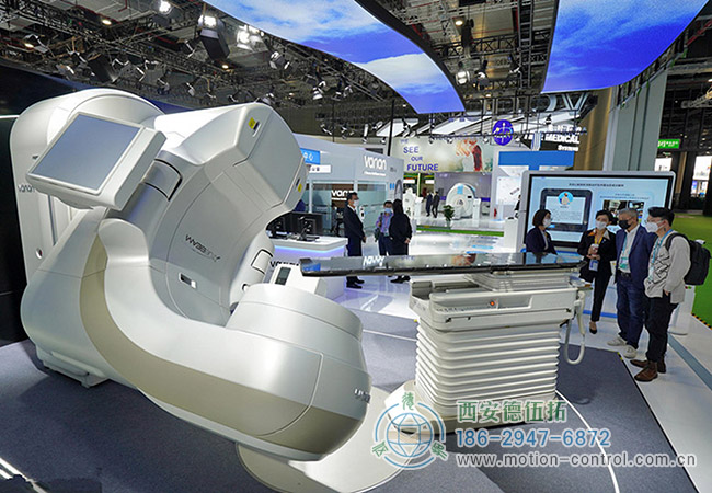 图为在展会上展出的一台医疗加速器