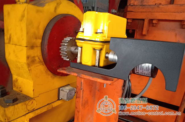 图为桥式起重机控制起升高度的编码器安装照片