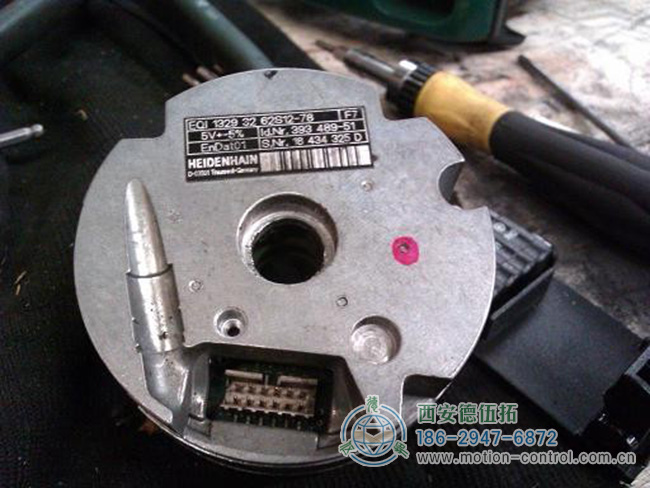 图为因故障正在维修的海德汉旋转编码器