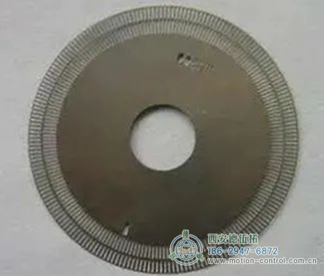 图为光电编码器的码盘实物照片