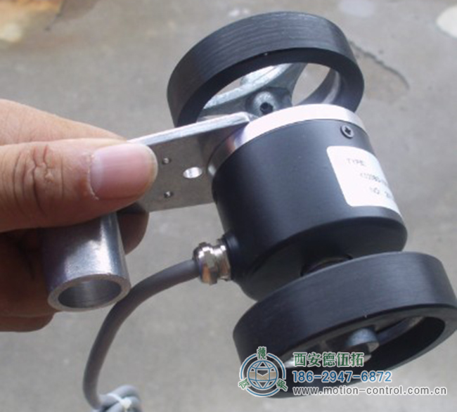 图为双滚轮编码器的安装照片