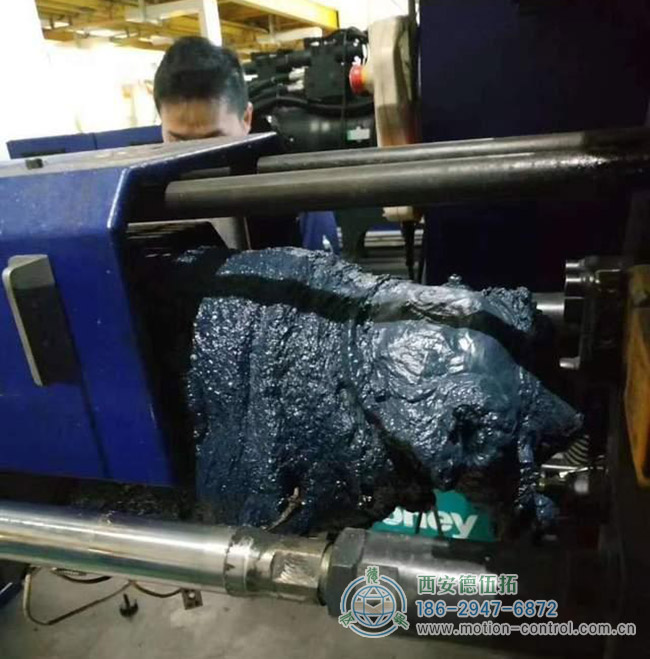 图为某注塑机因编码器故障的维修现场照片