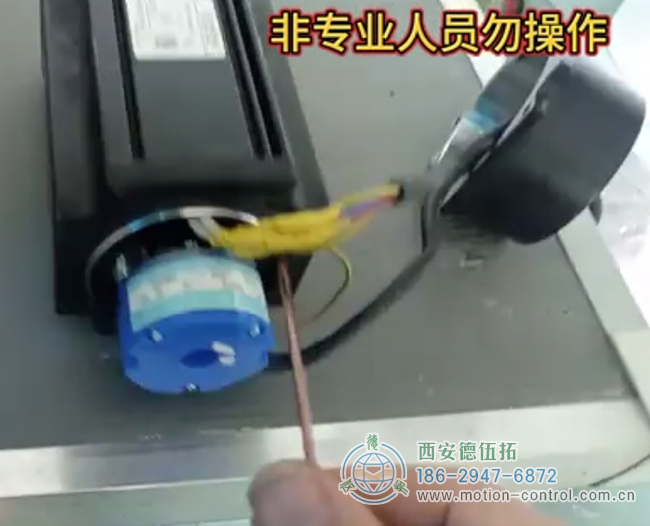 图为技术人员为大家讲解编码器调零的视频载图