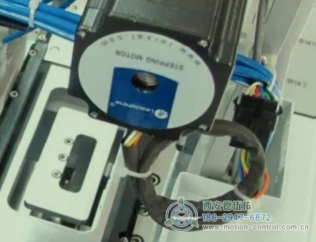 编码器接线使用线夹、线槽等，将线缆固定在合适的位置