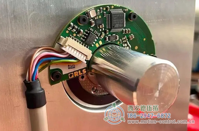 图为分体式编码器的实际安装应用照片