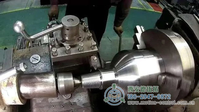 图为数控车床加工螺纹的现场照片