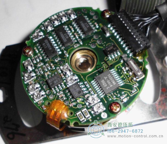 图为某编码器内部电路板的照片
