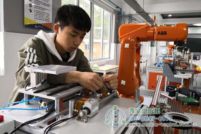 图为某学生在学习工业机器人操作的照片