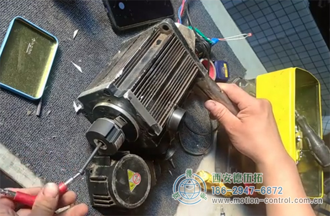图为维修人员拆卸增量编码器的现场照片