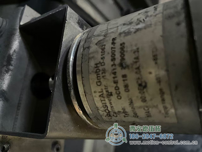 图为在恶劣环境中工作的博思特光电编码器照片