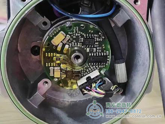 图为设定编码器零位的照片