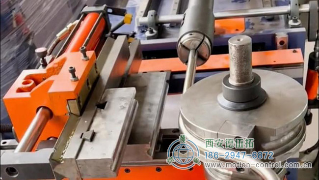 图为全自动弯管机的工作现场照片