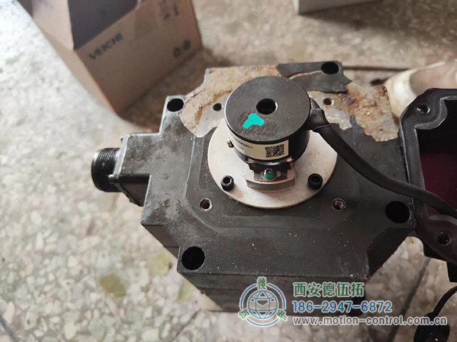 图为自带编码器的伺服电机照片