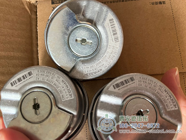 图为起重机吊钩常用的几款海德汉编码器照片