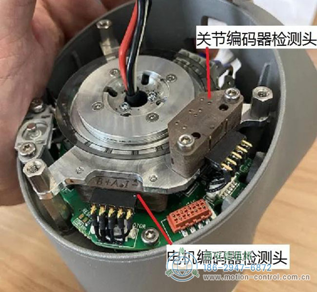 图为机器人关节处增量式编码器的位置及内部结构照片