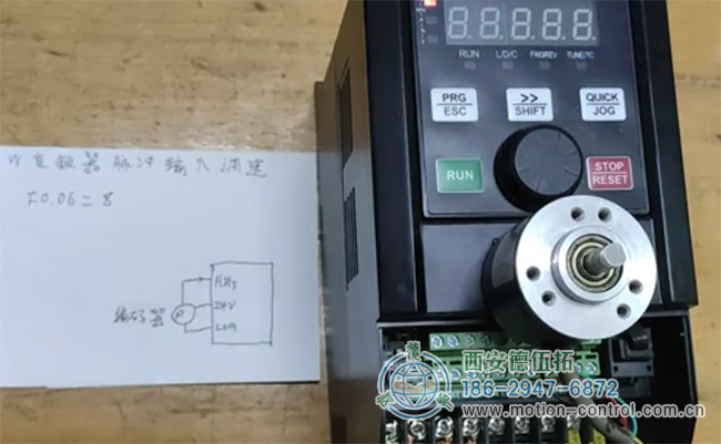图为变频器通过编码器进行测速实验的照片