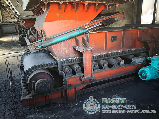 图为有装有编码器反馈的给煤机工作照片