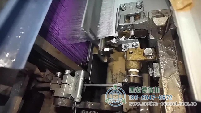 图为喷水织机工作的局部照片