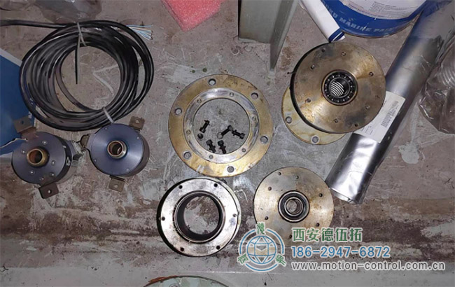 图为拆检船舶编码器的照片
